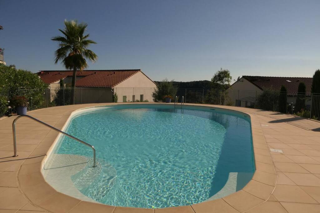 2 pièces meublées avec piscine photo 2