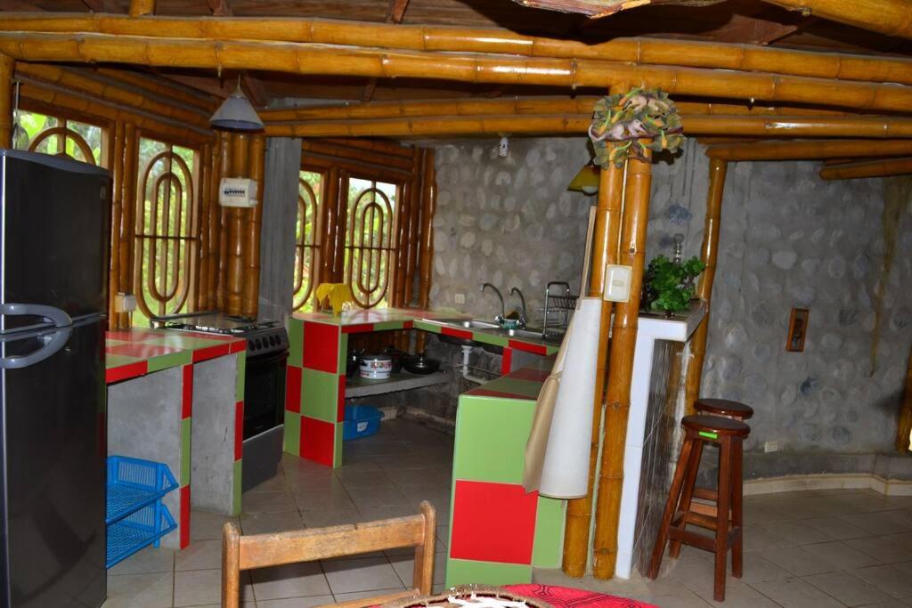 Casa de bambú en armonía con el medio ambiente photo 1