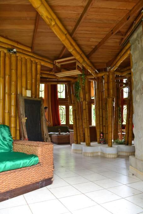 Casa de bambú en armonía con el medio ambiente photo 2