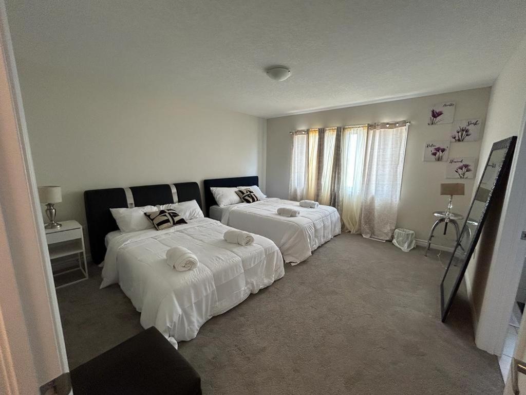 Osho’s Place. Few minutes drive to Niagara Falls. Brand new town house photo 1