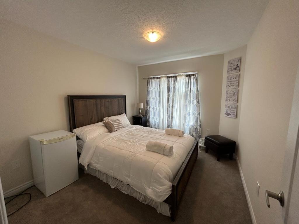 Osho’s Place. Few minutes drive to Niagara Falls. Brand new town house photo 3