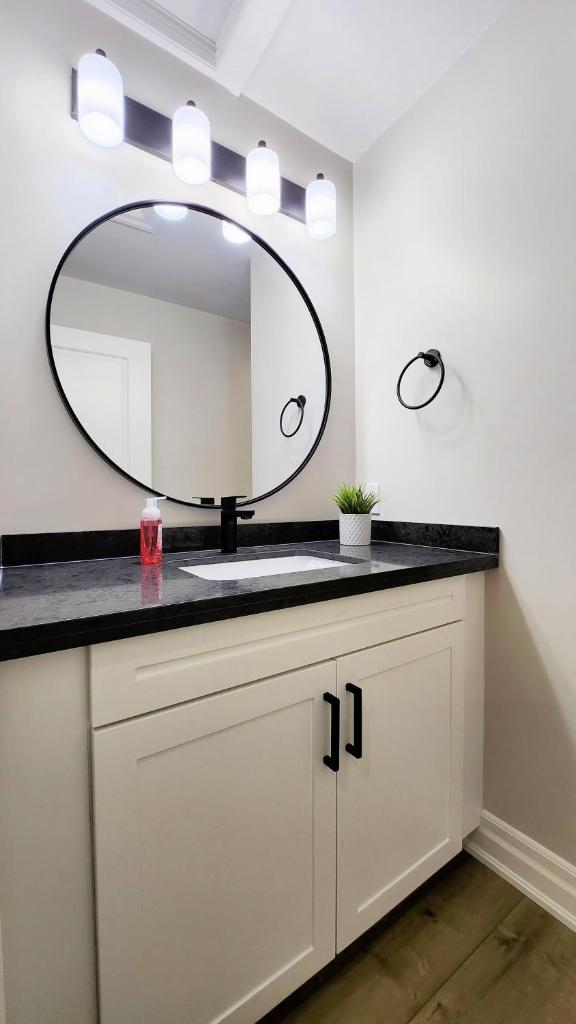 The Zen Escape Modern Queen Size One Bedroom Full Apartment photo 1