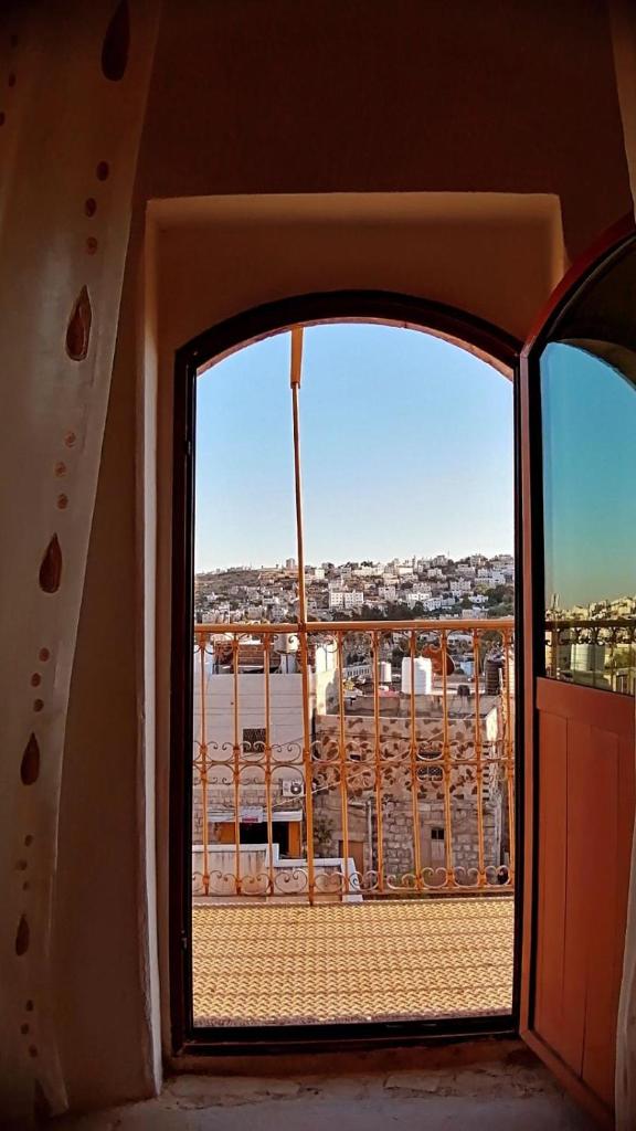 Lamar Guesthouse - Hebron photo 4