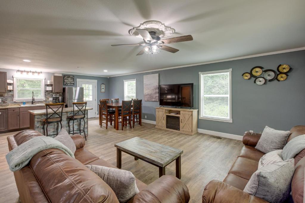 Serene Bryant Retreat with Private Hot Tub! photo 2
