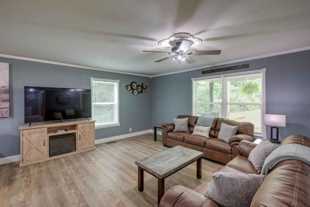 Serene Bryant Retreat with Private Hot Tub! photo 3