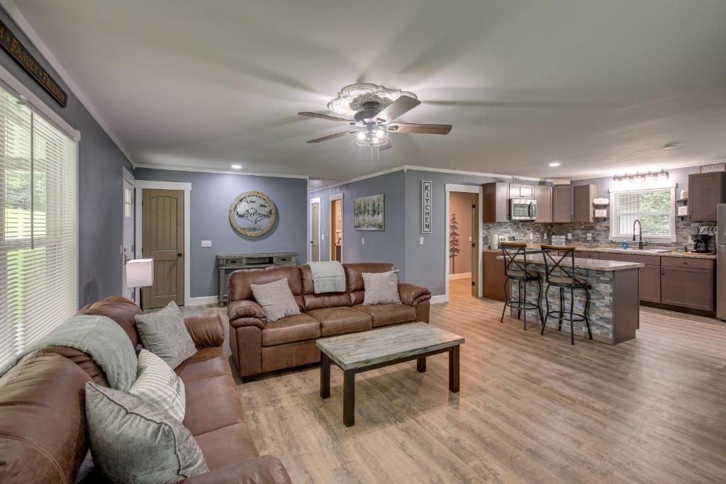 Serene Bryant Retreat with Private Hot Tub! photo 4