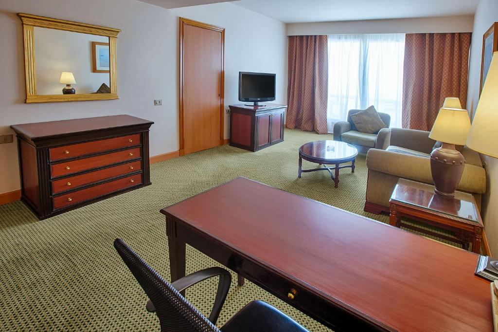 Hilton Alexandria Green Plaza Room Type - Queen Family Room