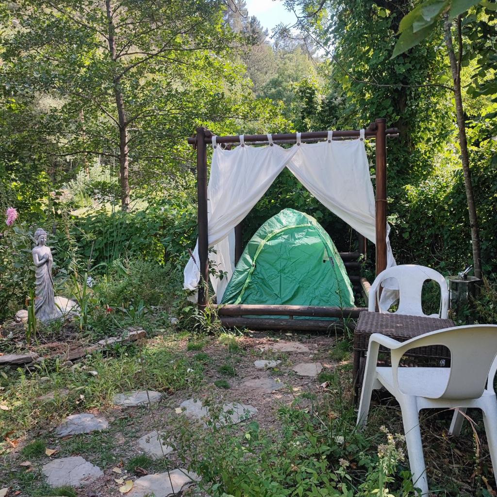 Tente dans gazébo thaï dans jardin en bord de rivière photo 1