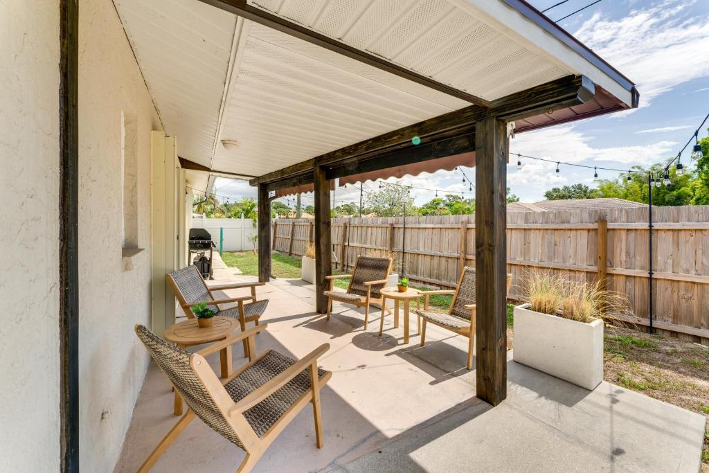 Nokomis Home with Screened Pool, 3 Mi to Beaches! photo 1
