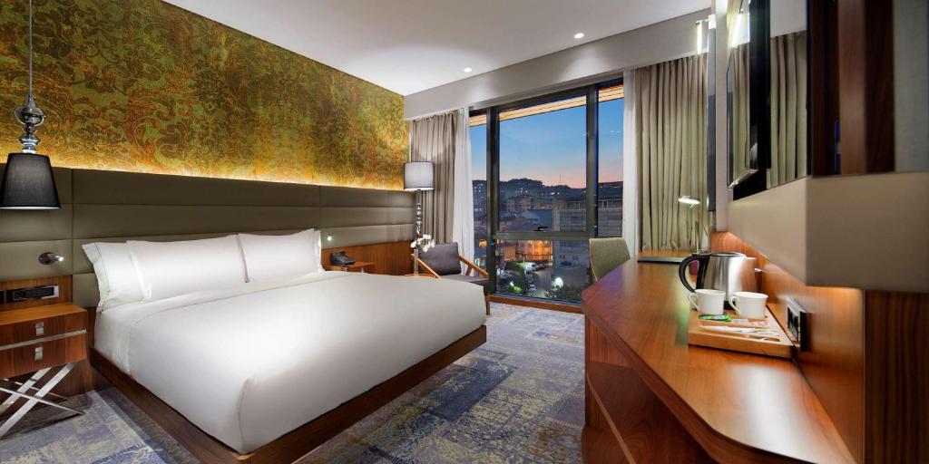 Double Tree by Hilton Hotel Istanbul Piyalepasa Room Type - KING GUEST ROOM