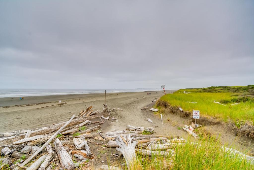 Panoramic Splendor - Beachfront Westport Condo! photo 4