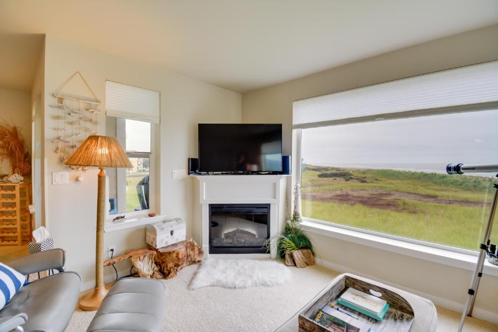 Panoramic Splendor - Beachfront Westport Condo! photo 1