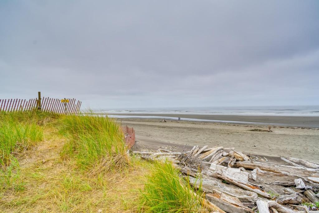 Panoramic Splendor - Beachfront Westport Condo! photo 2