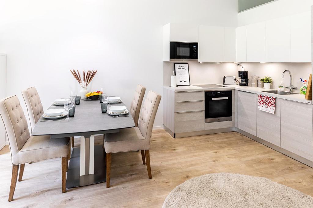 Seaside Deluxe Loft - Beach, Free Parking & 10 min to Metro photo 2