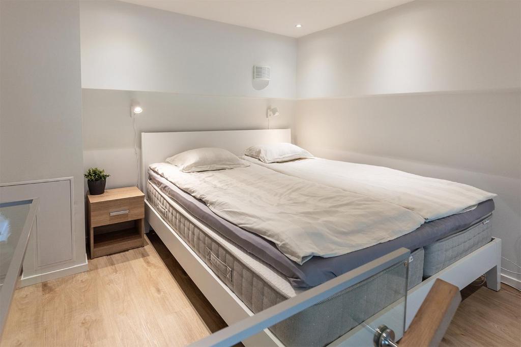 Seaside Deluxe Loft - Beach, Free Parking & 10 min to Metro photo 4