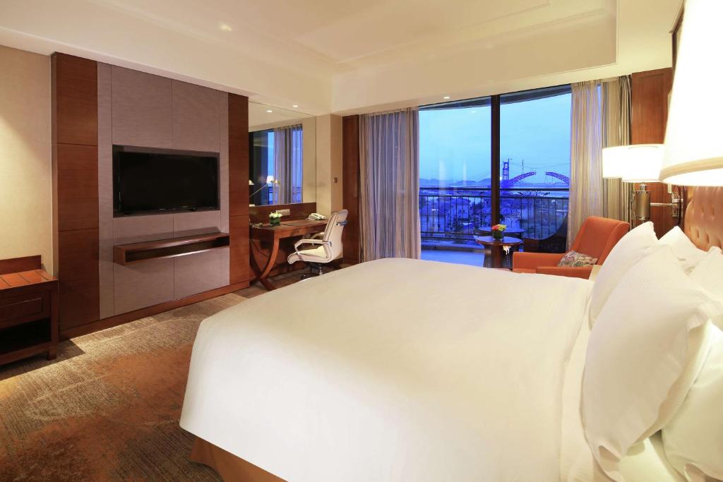 DoubleTree by Hilton Ningbo - Chunxiao Room Type - KING GUEST ROOM -SEA VIEW