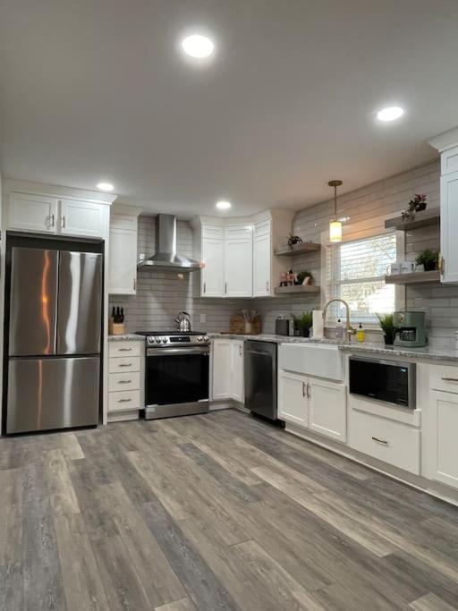 Freshly-remodeled, dog-friendly Westwood charmer! image