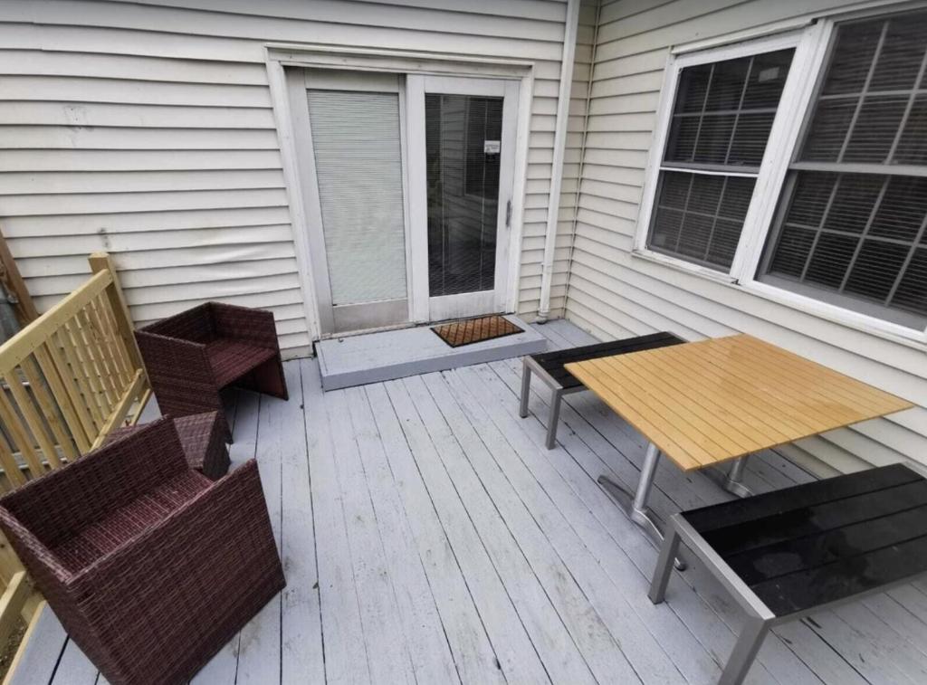 Prime location! 4 bedroom house located right next to the casino and the falls photo 1
