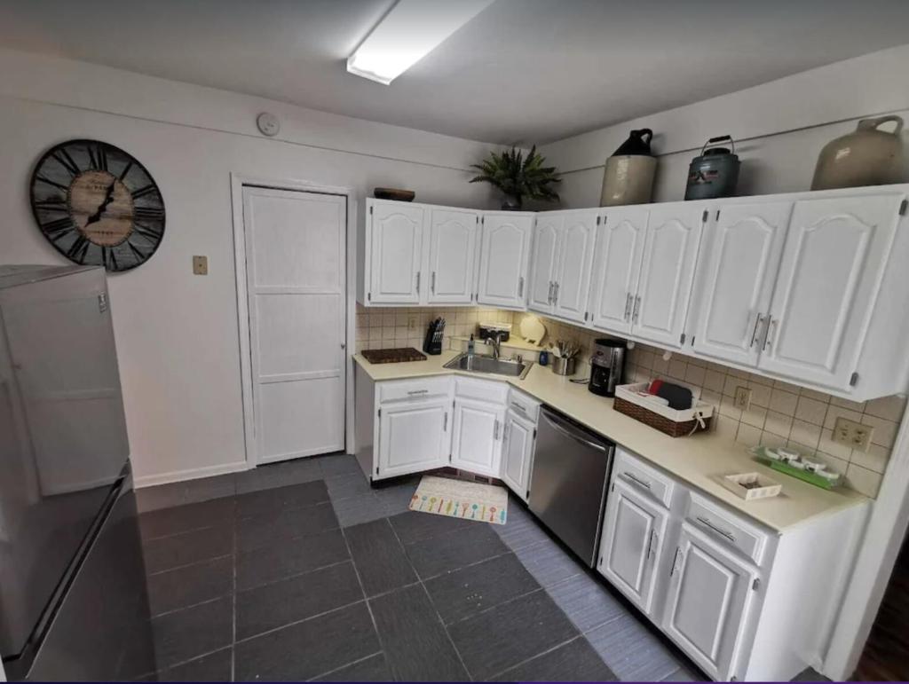 Prime location! 4 bedroom house located right next to the casino and the falls photo 2