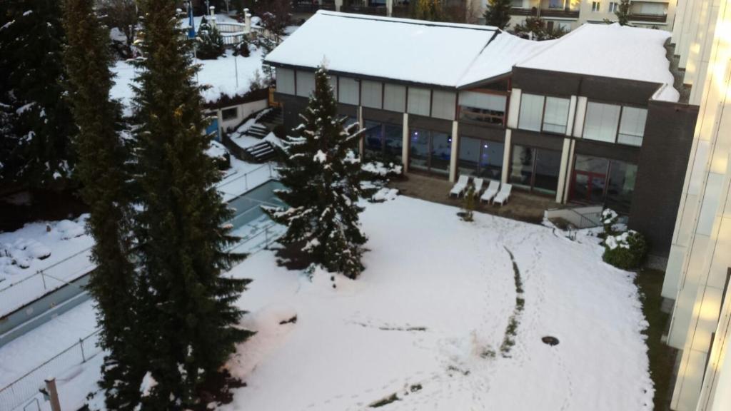 Laax with indoor and outside pool, sauna, 200 Meter to Ski lift , Fitnessroom, Tennis Place, Joyroom, Parkstadion Reserve photo 4