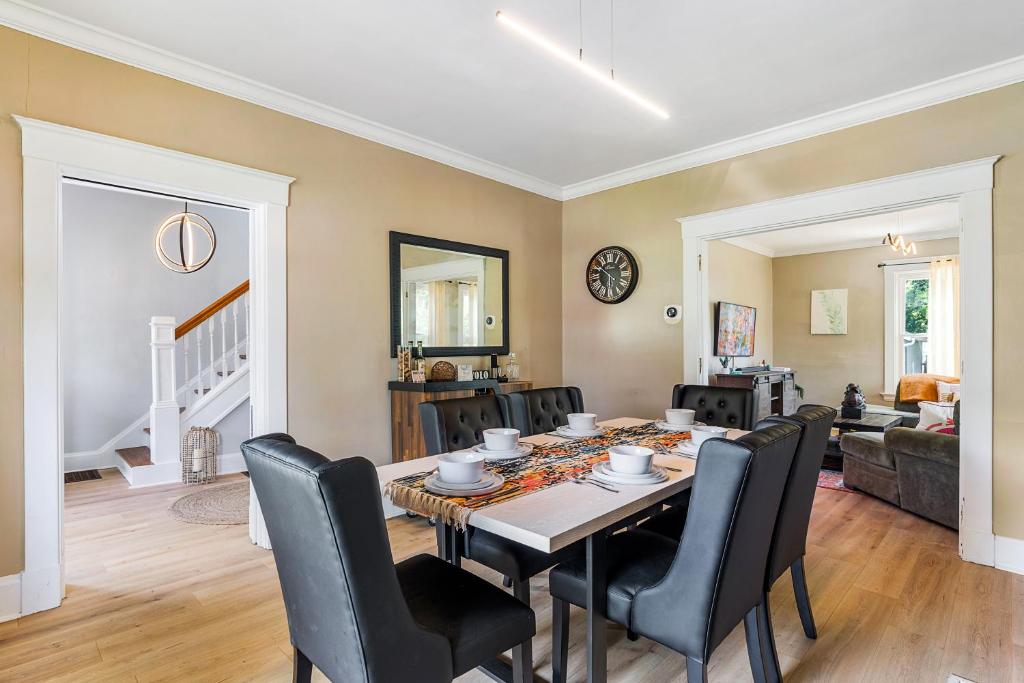 Modern Oakley Retreat - King Bed - Free Parking - Centrally Located photo 3