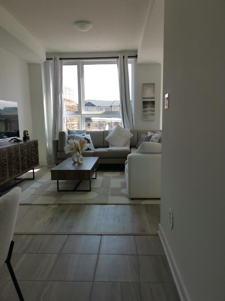 Beautiful, 4brd-3bthTownhome 7mins to Lakeshore photo 1