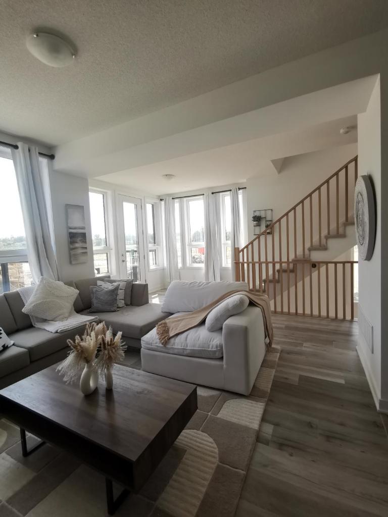 Beautiful, 4brd-3bthTownhome 7mins to Lakeshore photo 3