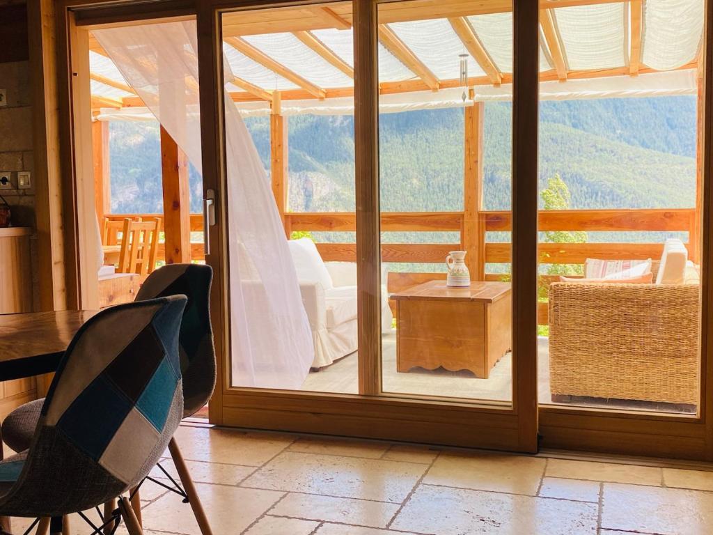 Belle maison chaleureuse, lumineuse dans la nature photo 4