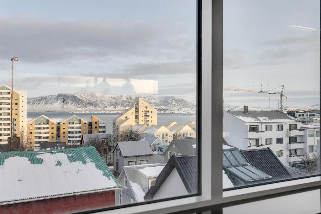 Venture Vacation - Penthouse apt on the shopping street-Free parking photo 4