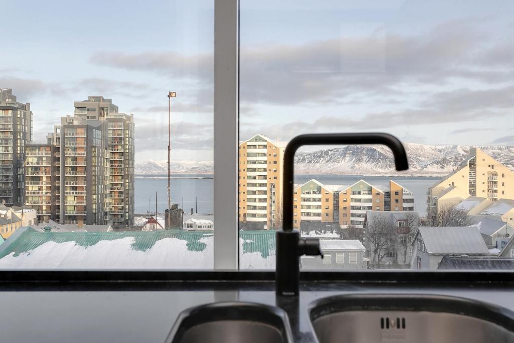 Venture Vacation - Penthouse apt on the shopping street-Free parking photo 1