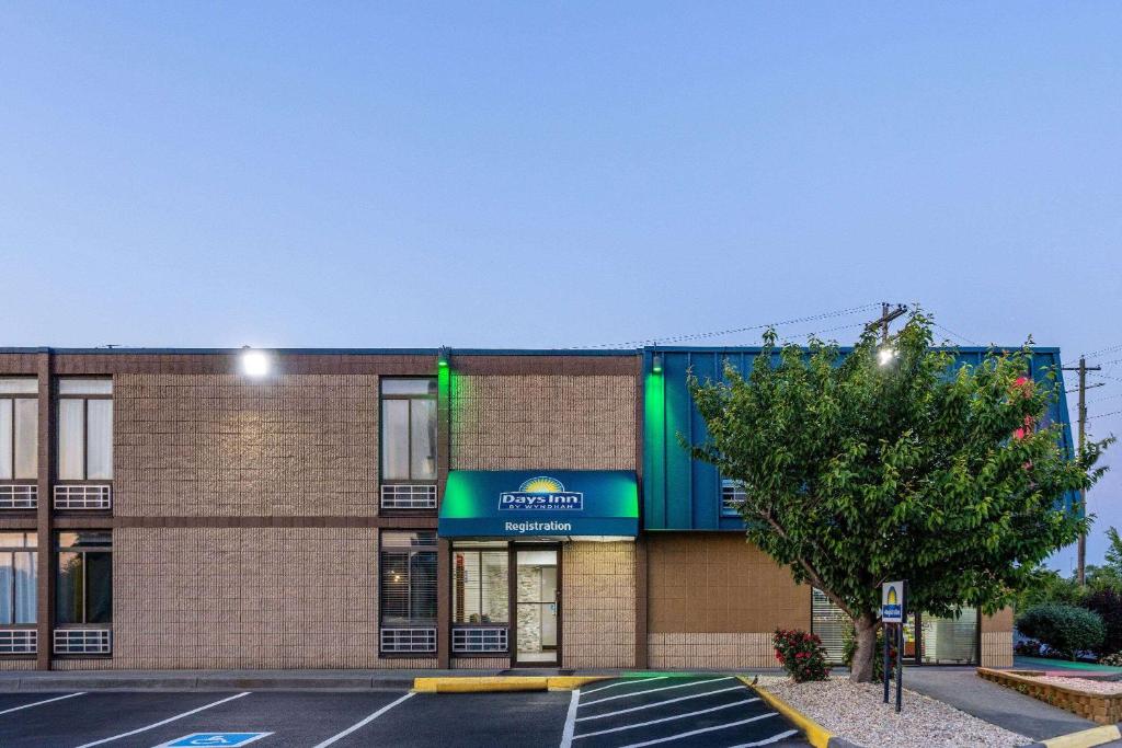 Days Inn by Wyndham Winchester photo 1