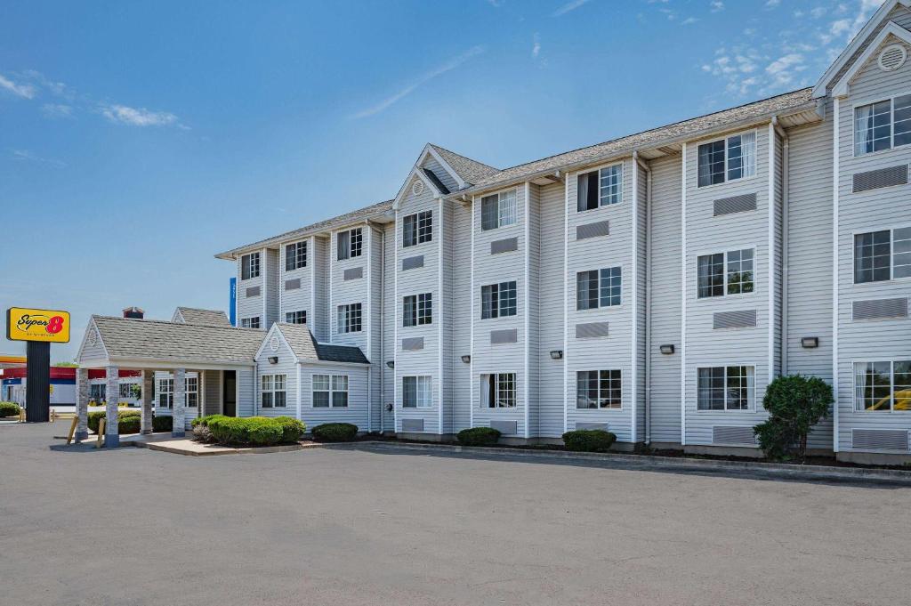 Super 8 by Wyndham Joliet image