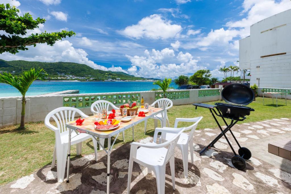 瀬底島 目の前がビーチ BBQ可能 広いお庭付きの宿泊施設 瀬底ありがとうハウス photo 1