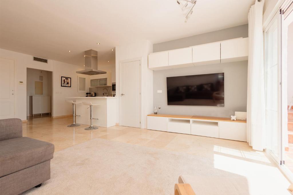 Modern Sea & Lake View Penthouse with Private Jacuzzi - 8 min to Puente Romano photo 4
