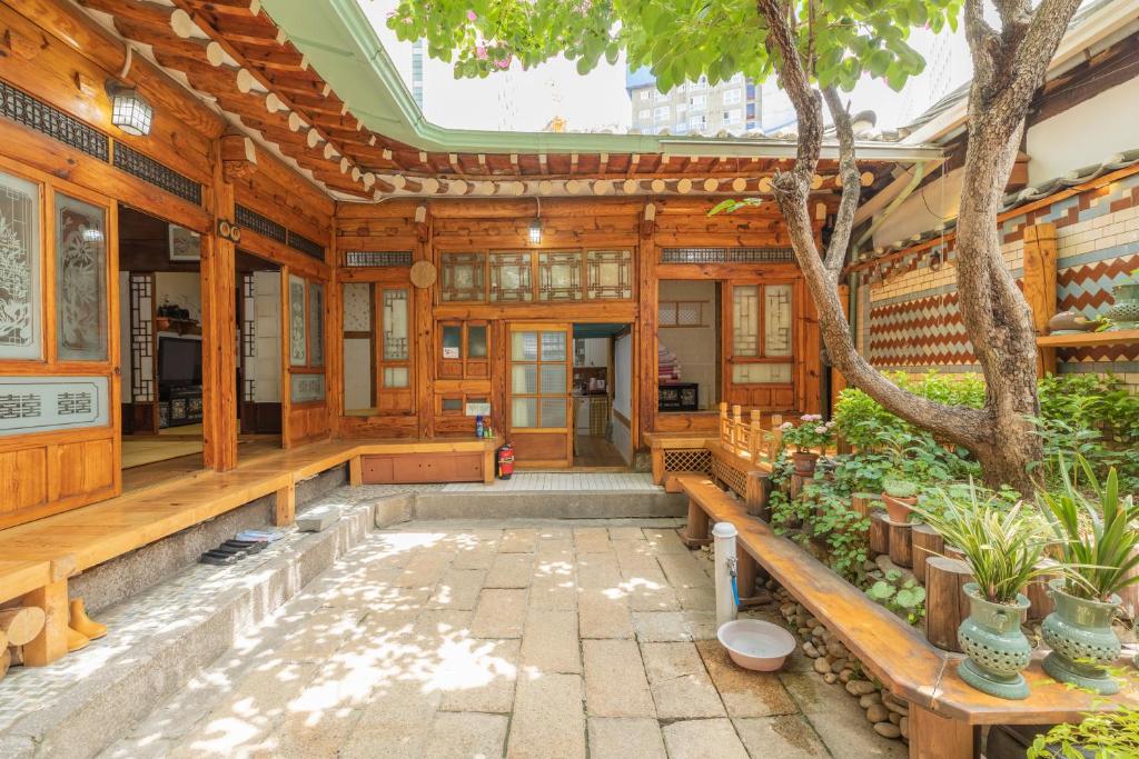 Dongmyo Hanok Sihwadang - Private Korean Style House in the City Center with a Beautiful Garden photo 4