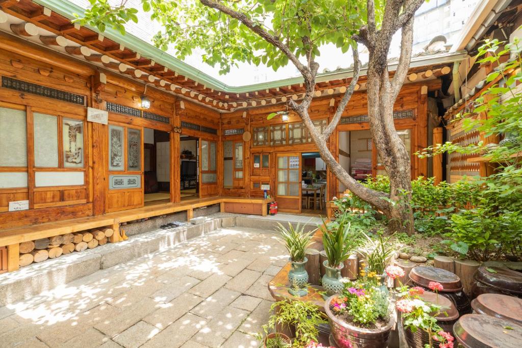 Dongmyo Hanok Sihwadang - Private Korean Style House in the City Center with a Beautiful Garden photo 3