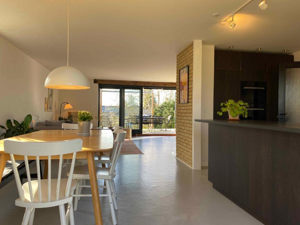 Cheerful 3-bedroom Home, Close To Lakes photo 2