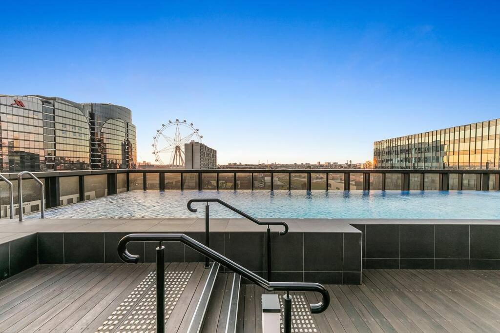 Sol Docklands - Unique 3 Bedroom Loft, Infinity Pool, Gym, Free Parking and Free Trams photo 4