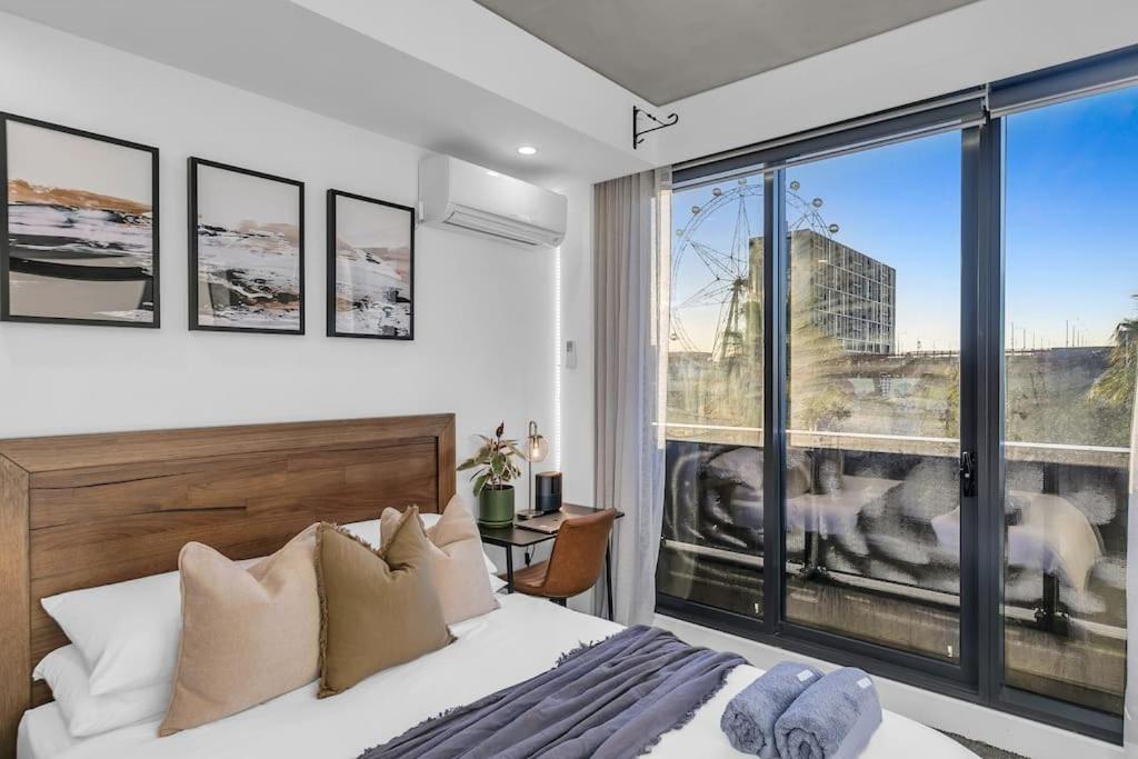 Sol Docklands - Unique 3 Bedroom Loft, Infinity Pool, Gym, Free Parking and Free Trams photo 2