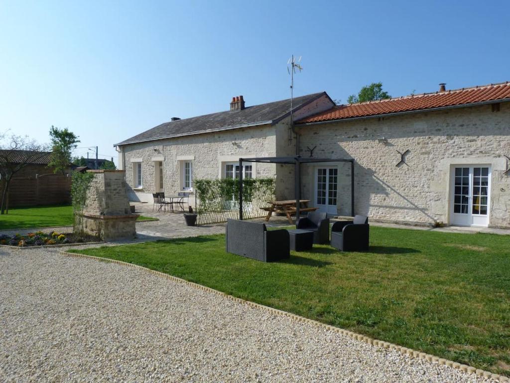 Gîte 12 pers-5ch-6 lits doubles-jacuzzi-piscine chauffée