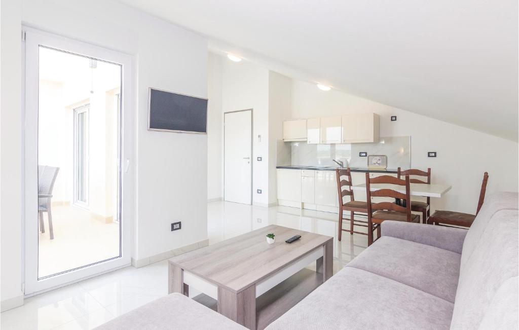 Nice Apartment In Funtana With 1 Bedrooms, Outdoor Swimming Pool And Wifi photo 2