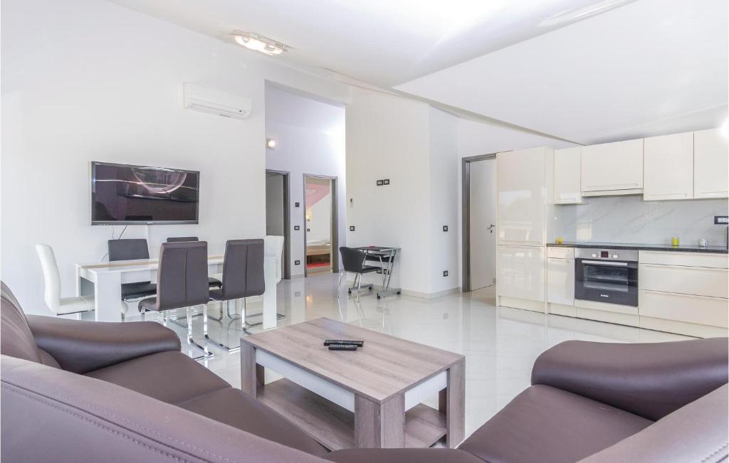 Nice Apartment In Funtana With 3 Bedrooms, Outdoor Swimming Pool And Wifi photo 3
