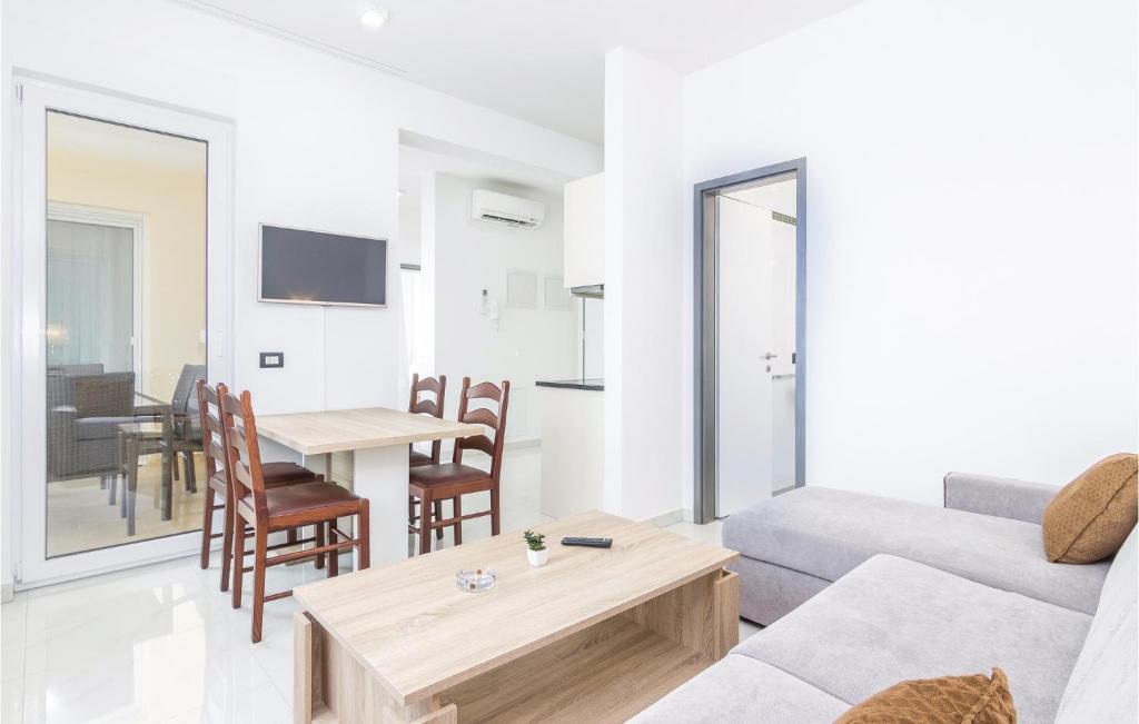 Nice Apartment In Funtana With 2 Bedrooms, Outdoor Swimming Pool And Wifi photo 3