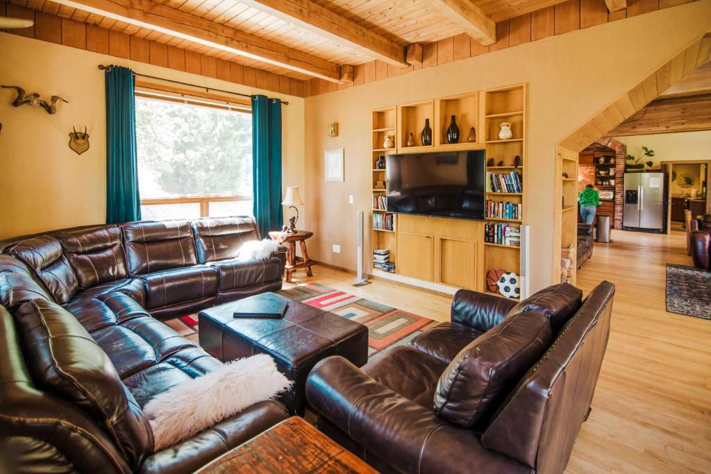 Big House Lodge - Cle Elum Retreat on 8 Acres! photo 3