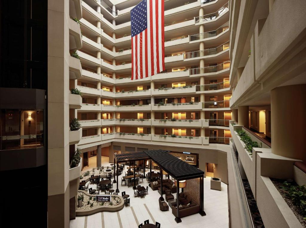 Embassy Suites by Hilton Crystal City National Airport photo 3
