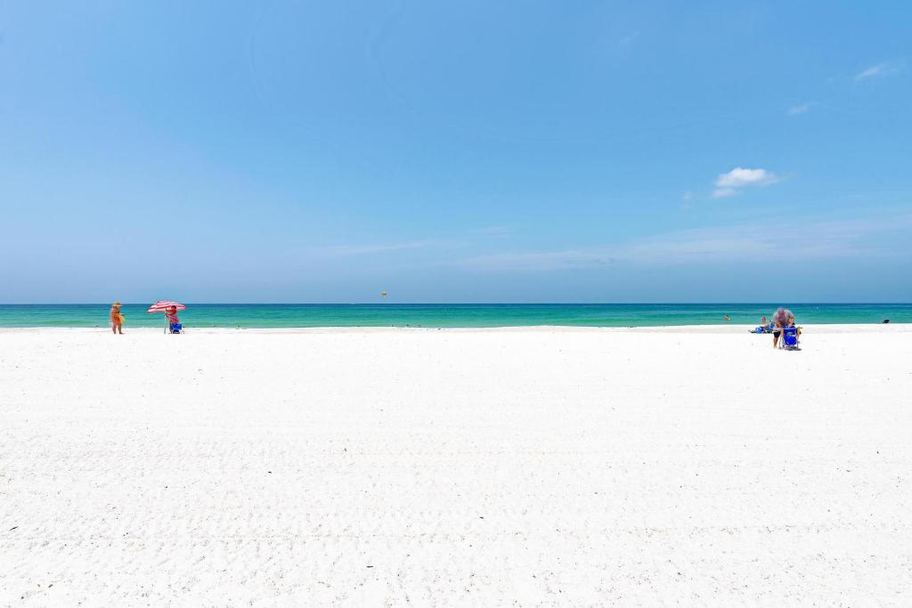 Anna Maria Island Runaway Tropical Dream-One Minute Walk To The Beach-Heated Pool photo 1