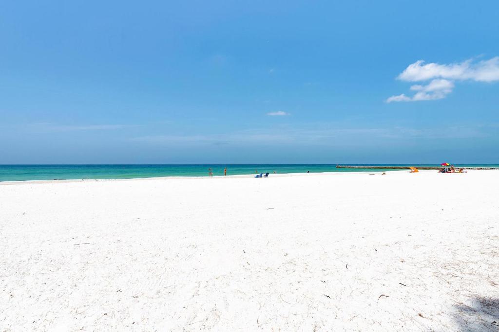 Anna Maria Island Runaway Tropical Dream-One Minute Walk To The Beach-Heated Pool photo 3