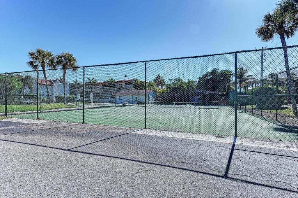 Anna Maria Island Runaway Tropical Dream-One Minute Walk To The Beach-Heated Pool photo 4
