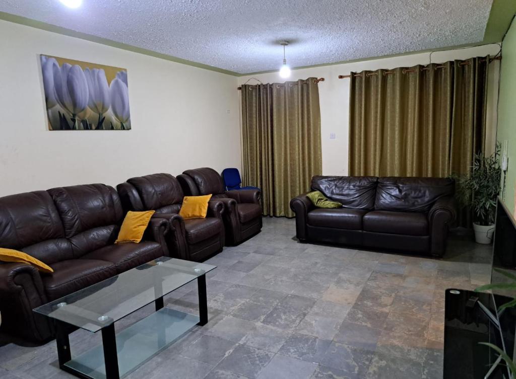Mfalme House, Ngoingwa Estate, 100 Metres from Thika-Mangu Rd, Close to Thika City Centre - Free Parking, Fast Wi-Fi, Smart TV, 2 Bedrooms Perfect for a Family of 2-4 Members photo 1
