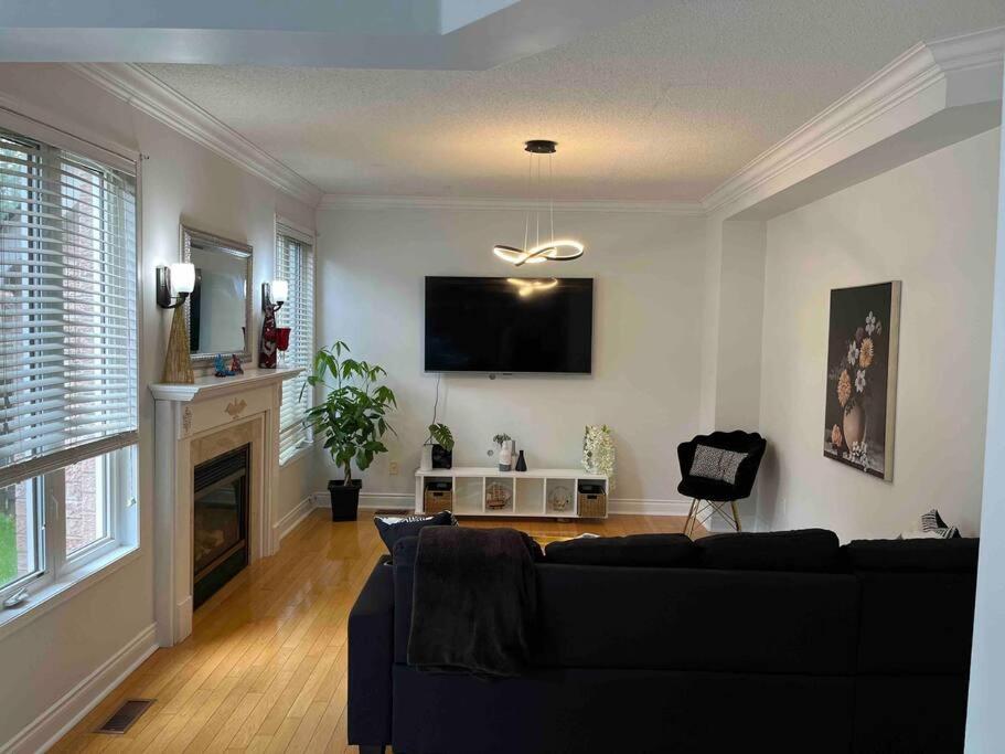 5 bedroom family home in Mississauga with parking